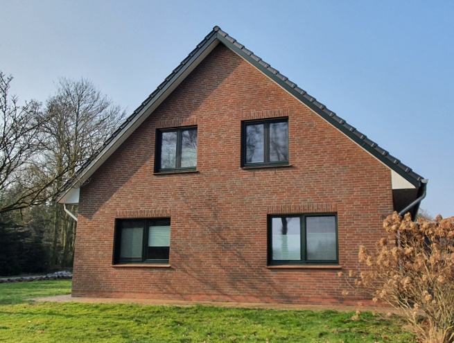 Wie neu: Der Austausch der Fenster wertet das gesamte Haus auf.